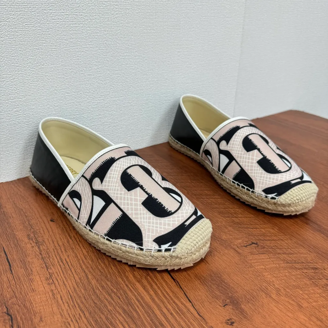 Batch 600 Burberry/Burberry new summer men's embroidered straw fisherman shoes, cool slip-on straw shoes! Encounter British fashion with Burberry espadrilles, a perfect blend of classic and fashionable. The unique printing on the upper is a manifestation of the brand's style. Every color and every pattern tells the story of England. Straw soles bring a natural texture, comfortable and chic. Whether you are strolling in the city streets or heading to the beach for vacation, it can add elegance and charm to you, easily become the center of attention, and start your own fashion journey. Classic knitted canvas upper, with thin calfskin lining suitable for summer, straw lining, genuine leather patch at the bottom of the heel, hemming technology, and Mark stitching details! Anti-slip rubber bottom layer, integrated injection molding of large LOGO letters and badges, multiple colors and styles to choose from, complete package! Size: 39-40-41-42-43-44 Normal size Item number: 2025-5 Printed black pink